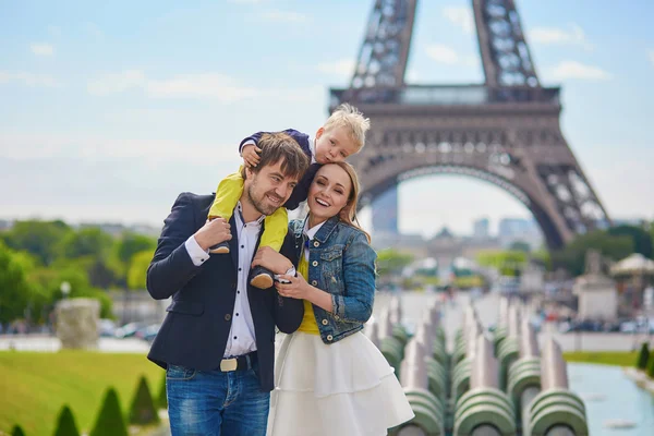 Familia feliz en París —  Fotos de Stock