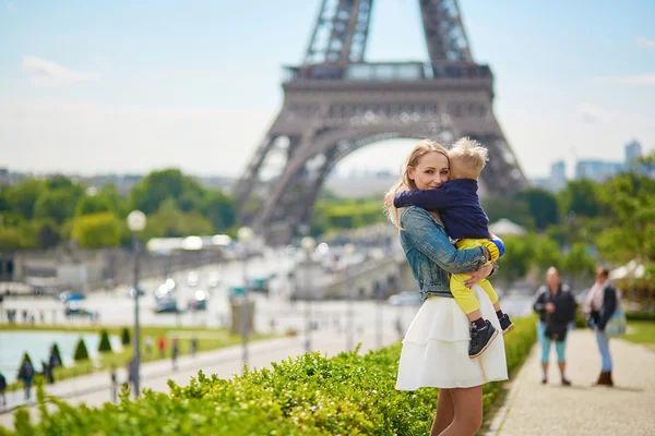 Happy family in Paris — Stock Photo, Image