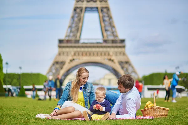 Heureuse famille de trois personnes qui pique-nique à Paris — Photo