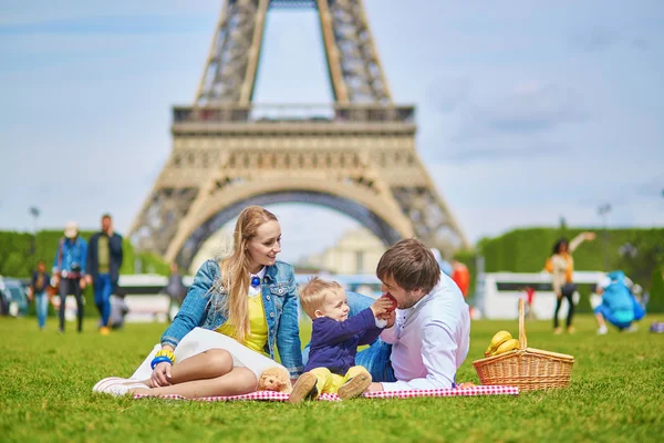 Happy family of three having picnic in Paris — Stock Photo, Image