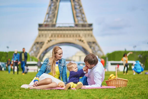 Glückliche dreiköpfige Familie beim Picknick in Paris — Stockfoto