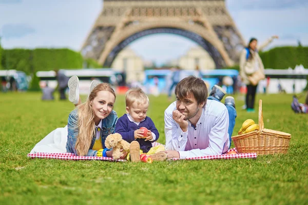 Ευτυχισμένη οικογένεια τριών έχοντας πικ-νικ στο Παρίσι — Φωτογραφία Αρχείου
