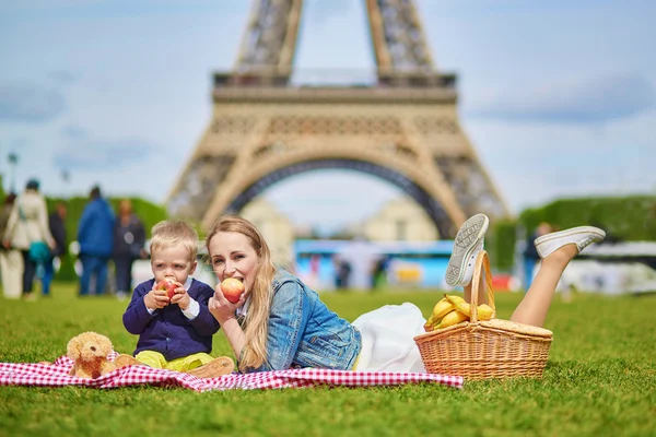 Família feliz de dois fazendo piquenique em Paris — Fotografia de Stock