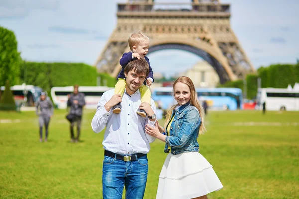 Šťastná rodina v Paříži — Stock fotografie