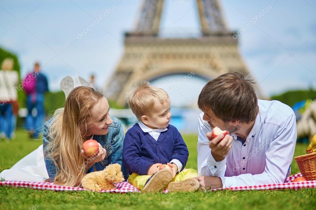 Heureuse famille de trois personnes qui pique-nique à Paris image