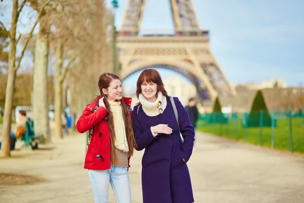 Two young girls in Paris near the Eiffel tower — Stock Photo, Image