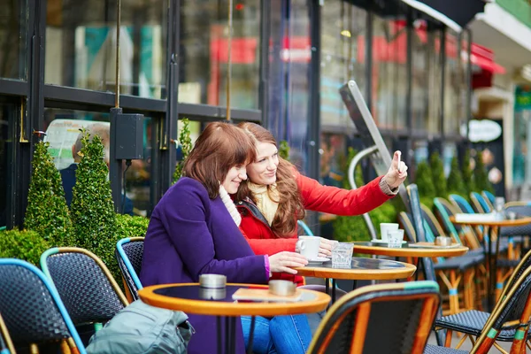 Dos chicas alegres en un café de la calle parisina — Foto de Stock