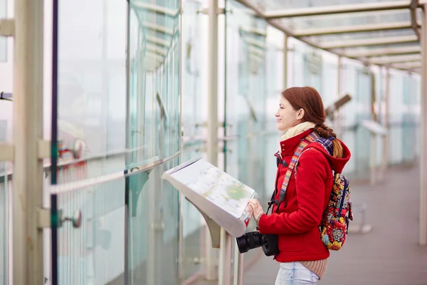 Glada turist tittar på kartan — Stockfoto