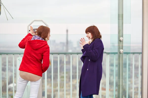 Two beautiful young girls in Paris — Stock Photo, Image