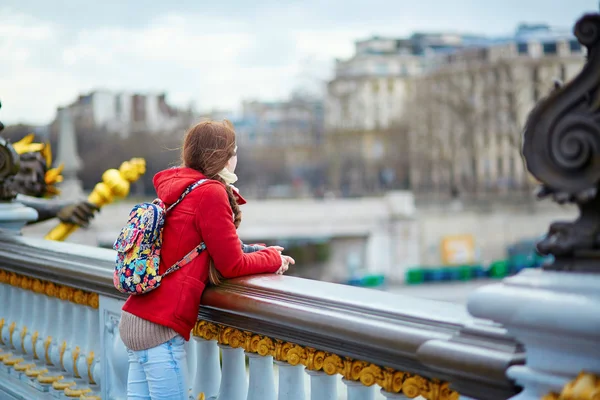 Jovem turista em Paris na Pont Alexandre III — Fotografia de Stock