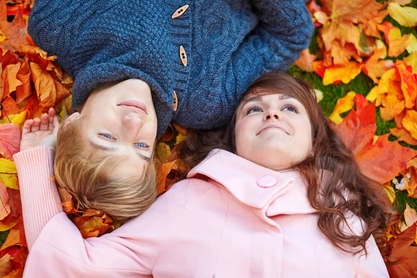 Young dating couple in Paris on a fall day — Stock Photo, Image