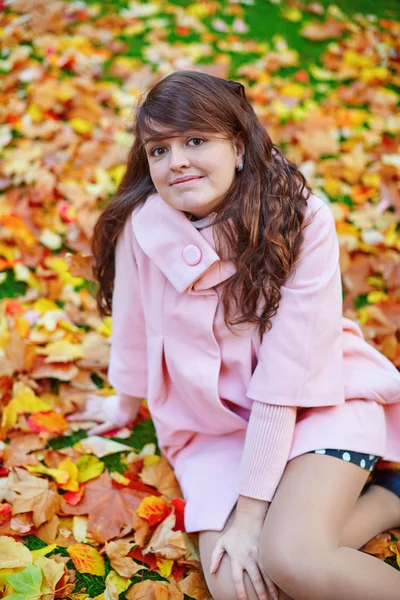 Mulher bonita em um dia de queda brilhante — Fotografia de Stock