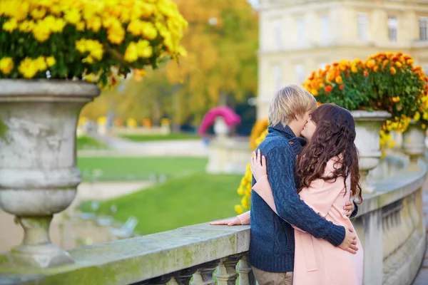 Genç çift Paris'te bir sonbahar gününde dating — Stok fotoğraf