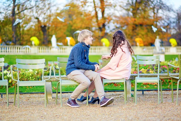 Young dating couple in Paris on a fall day — Stock Photo, Image