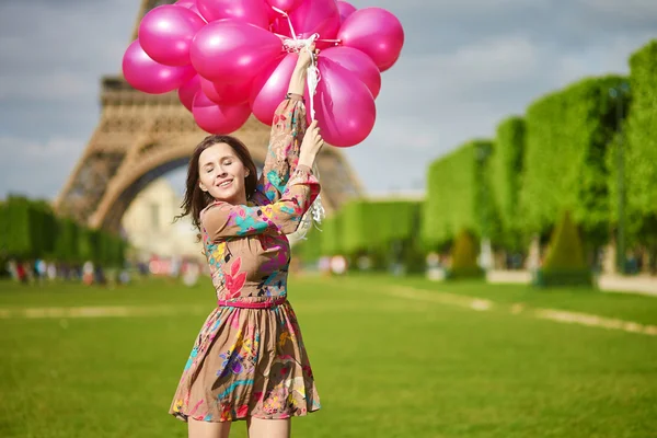 Jovem feliz com balões rosa em Paris — Fotografia de Stock