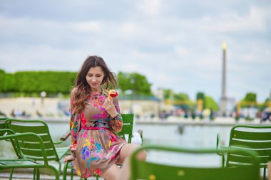 Dondurma yeme genç Paris kadın