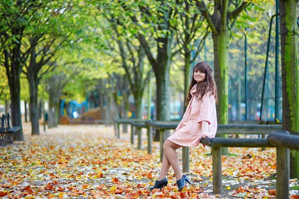 Schöne junge Frau an einem strahlenden Herbsttag — Stockfoto