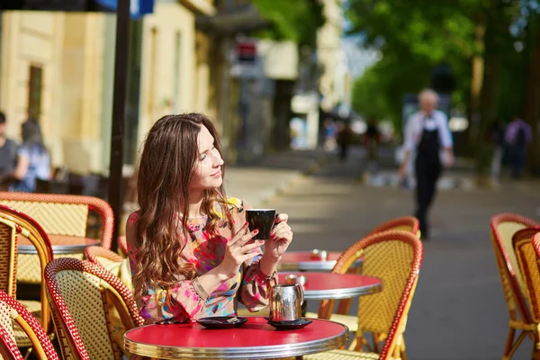 Beautiful young woman in Paris, drinking coffee — Stock Photo, Image