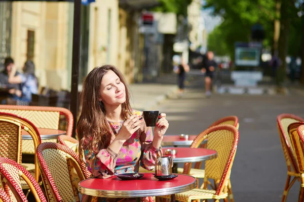 Schöne junge Frau in Paris, die Kaffee trinkt — Stockfoto