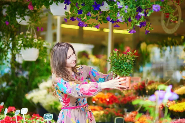 Клиент выбирает цветы в парижском магазине — стоковое фото