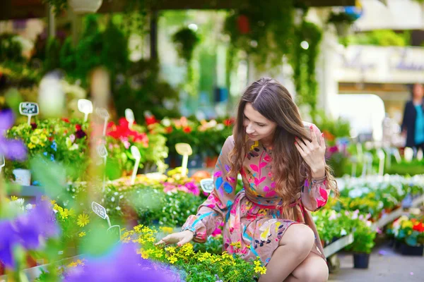 Cliente che seleziona fiori nel negozio Parigino — Foto Stock