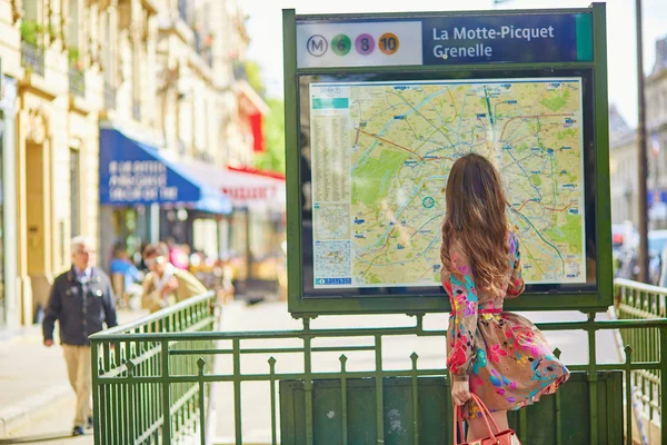 Jovem parisiense perto do plano do metrô — Fotografia de Stock