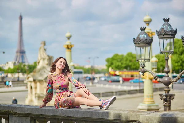 Mooie jonge Parijse vrouw in Tuileries — Stockfoto