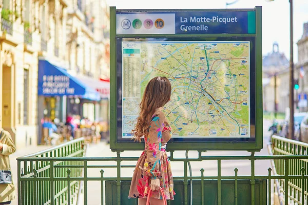 Young Parisian woman near the subway plan — Stock Photo, Image