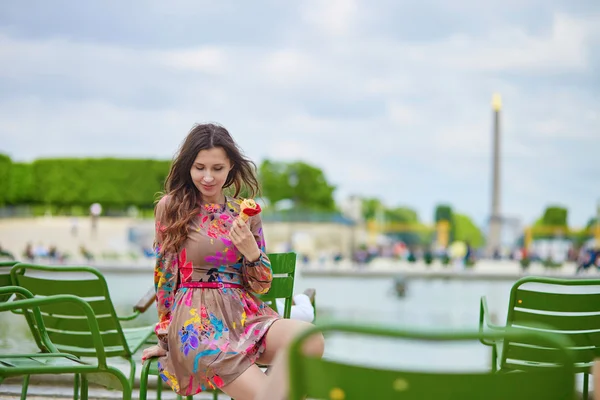 Dondurma yeme genç Paris kadın — Stok fotoğraf