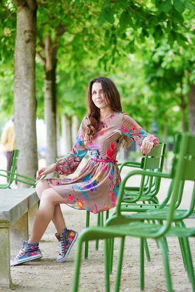 Beautiful young Parisian woman in Tuileries — Stock Photo, Image