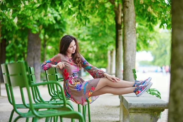 Beautiful young Parisian woman in Tuileries — Stock Photo, Image