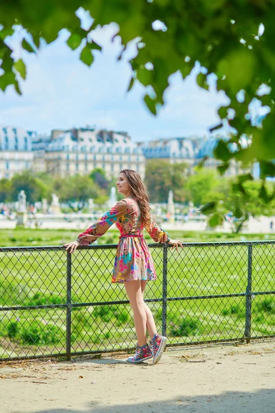Красива молода жінка паризьких в Тюїльрі — стокове фото