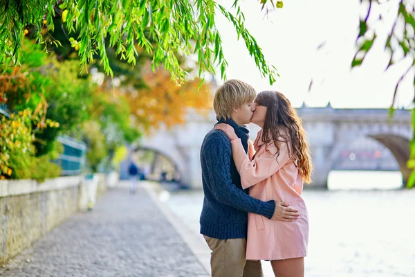 年轻人约会夫妇在巴黎上明亮落的一天 — 图库照片