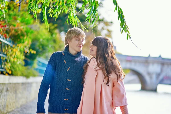 Jóvenes citas pareja en París en un día de otoño brillante — Foto de Stock