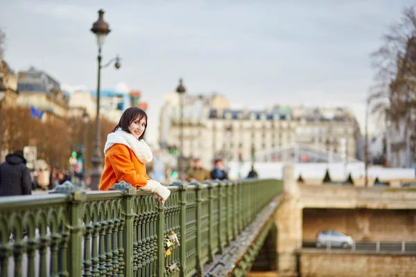 Glücklich junge Touristin zu Fuß in Paris — Stockfoto