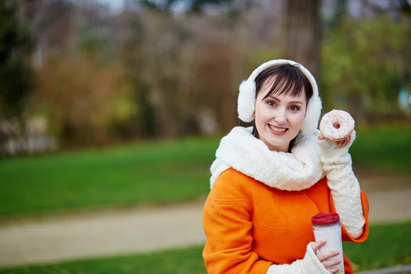 Joyeux jeune femme avec beignet — Photo