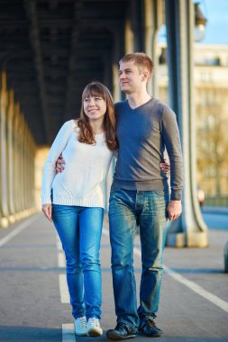 Paris'te genç Romantik Çift