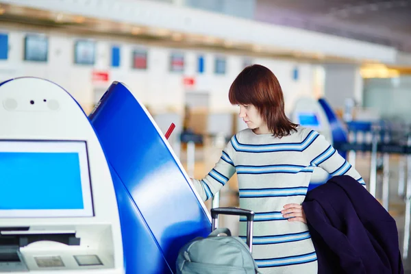 Ung kvinna på flygplatsen — Stockfoto