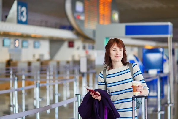 Молодая женщина в аэропорту — стоковое фото