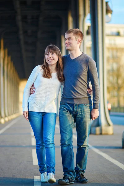 Pareja romántica joven en París — Foto de Stock