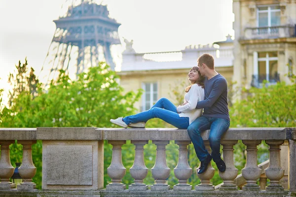 Young loving couple in Paris — Stock Photo, Image