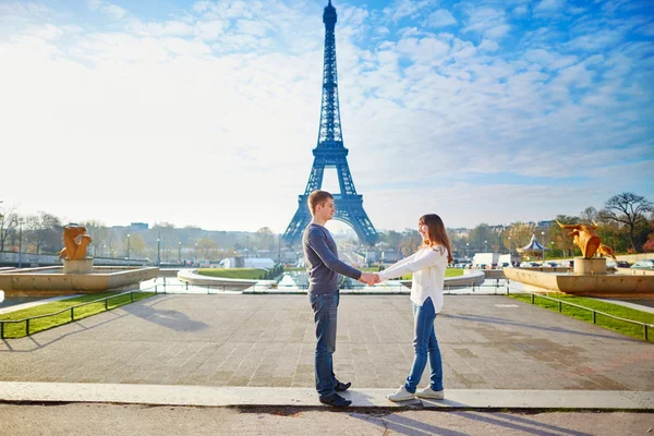 Jovem casal amoroso em Paris — Fotografia de Stock