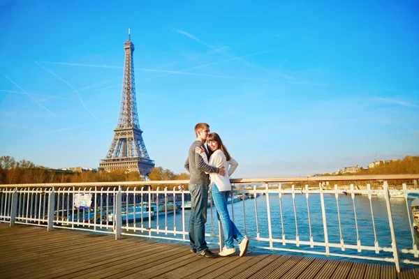 Mladí, milující pár v Paříži — Stock fotografie