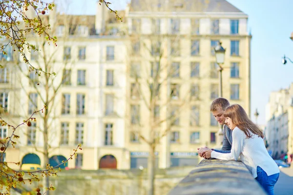 Молодая любящая пара в Париже — стоковое фото