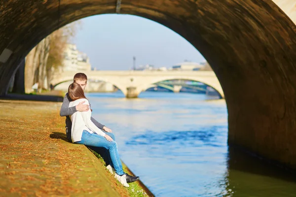 Unga älskande par i Paris — Stockfoto