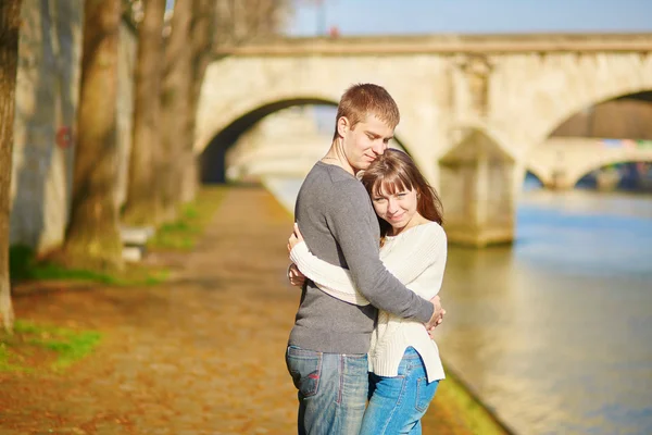 Young loving couple in Paris — Stock Photo, Image