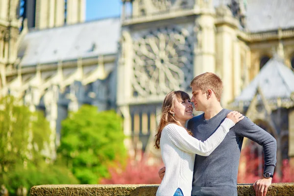 Unga älskande par i Paris — Stockfoto