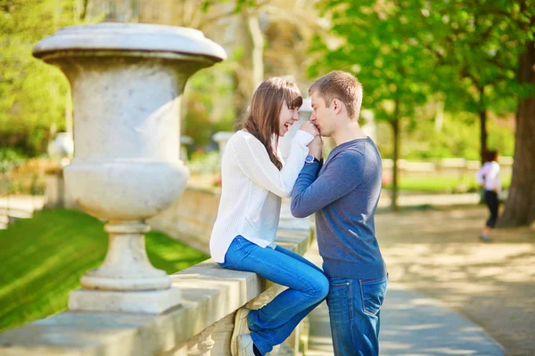 Pareja joven y amorosa en París — Foto de Stock