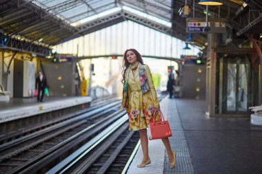 Paris yeraltı genç kadın