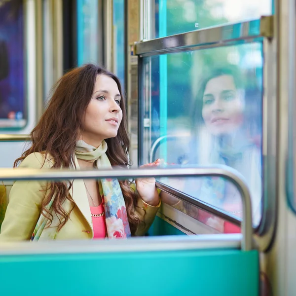 Mujer joven en el metro parisino — Foto de Stock